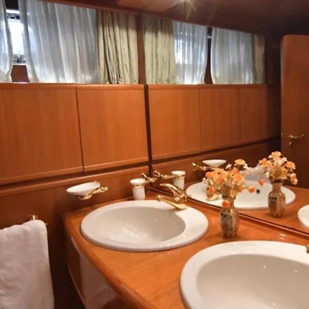 Luxury Boat Botel